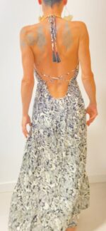 Aurora, el vestido largo boho-chic de 100% rayón, con lazos ajustables bajo el busto y detrás del cuello.