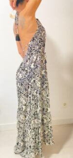 Aurora, el vestido largo boho-chic de 100% rayón, con lazos ajustables bajo el busto y detrás del cuello.