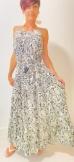 Aurora, el vestido largo boho-chic de 100% rayón, con lazos ajustables bajo el busto y detrás del cuello.