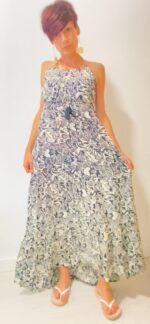 Aurora, el vestido largo boho-chic de 100% rayón, con lazos ajustables bajo el busto y detrás del cuello.