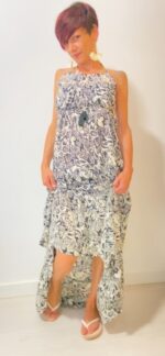 Aurora, el vestido largo boho-chic de 100% rayón, con lazos ajustables bajo el busto y detrás del cuello.