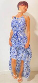 Aurora, el vestido largo boho-chic de 100% rayón, con lazos ajustables bajo el busto y detrás del cuello.