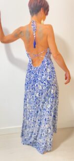 Aurora, el vestido largo boho-chic de 100% rayón, con lazos ajustables bajo el busto y detrás del cuello.