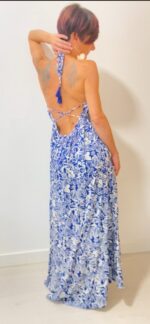 Aurora, el vestido largo boho-chic de 100% rayón, con lazos ajustables bajo el busto y detrás del cuello.