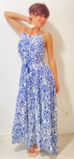 Aurora, el vestido largo boho-chic de 100% rayón, con lazos ajustables bajo el busto y detrás del cuello.