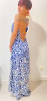 Aurora, el vestido largo boho-chic de 100% rayón, con lazos ajustables bajo el busto y detrás del cuello.