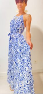 Aurora, el vestido largo boho-chic de 100% rayón, con lazos ajustables bajo el busto y detrás del cuello.