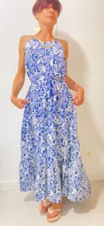 Aurora, el vestido largo boho-chic de 100% rayón, con lazos ajustables bajo el busto y detrás del cuello.