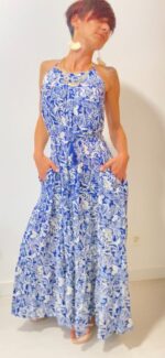 Aurora, el vestido largo boho-chic de 100% rayón, con lazos ajustables bajo el busto y detrás del cuello.