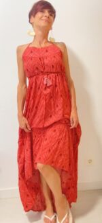 Aurora, el vestido largo boho-chic de 100% rayón, con lazos ajustables bajo el busto y detrás del cuello.