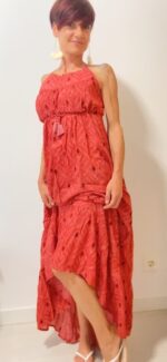 Aurora, el vestido largo boho-chic de 100% rayón, con lazos ajustables bajo el busto y detrás del cuello.