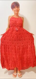 Aurora, el vestido largo boho-chic de 100% rayón, con lazos ajustables bajo el busto y detrás del cuello.