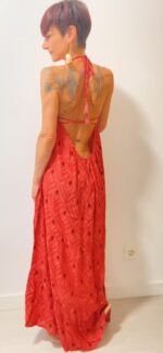 Aurora, el vestido largo boho-chic de 100% rayón, con lazos ajustables bajo el busto y detrás del cuello.