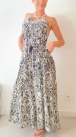 Aurora, el vestido largo boho-chic de 100% rayón, con lazos ajustables bajo el busto y detrás del cuello.