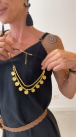 Collar boho con cuerda negra y colgantes dorados. Ajustable, hecho a mano, estilo étnico ideal para verano o looks de festival.
