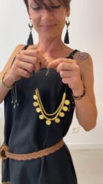 Collar boho con cuerda negra y colgantes dorados. Ajustable, hecho a mano, estilo étnico ideal para verano o looks de festival.