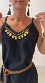 Collar boho con cuerda negra y colgantes dorados. Ajustable, hecho a mano, estilo étnico ideal para verano o looks de festival.