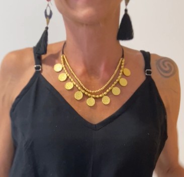 Collar boho con cuerda negra y colgantes dorados. Ajustable, hecho a mano, estilo étnico ideal para verano o looks de festival.