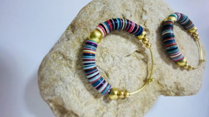 Pendientes de Aro con Paletas de Colores y Perlas Doradas