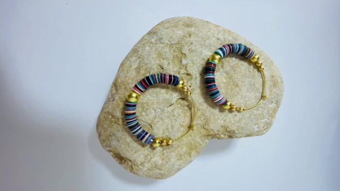 Pendientes de Aro con Paletas de Colores y Perlas Doradas