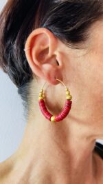Pendientes de Aro con Paletas de Colores y Perlas Doradas