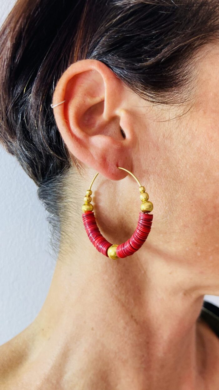 Pendientes de Aro con Paletas de Colores y Perlas Doradas