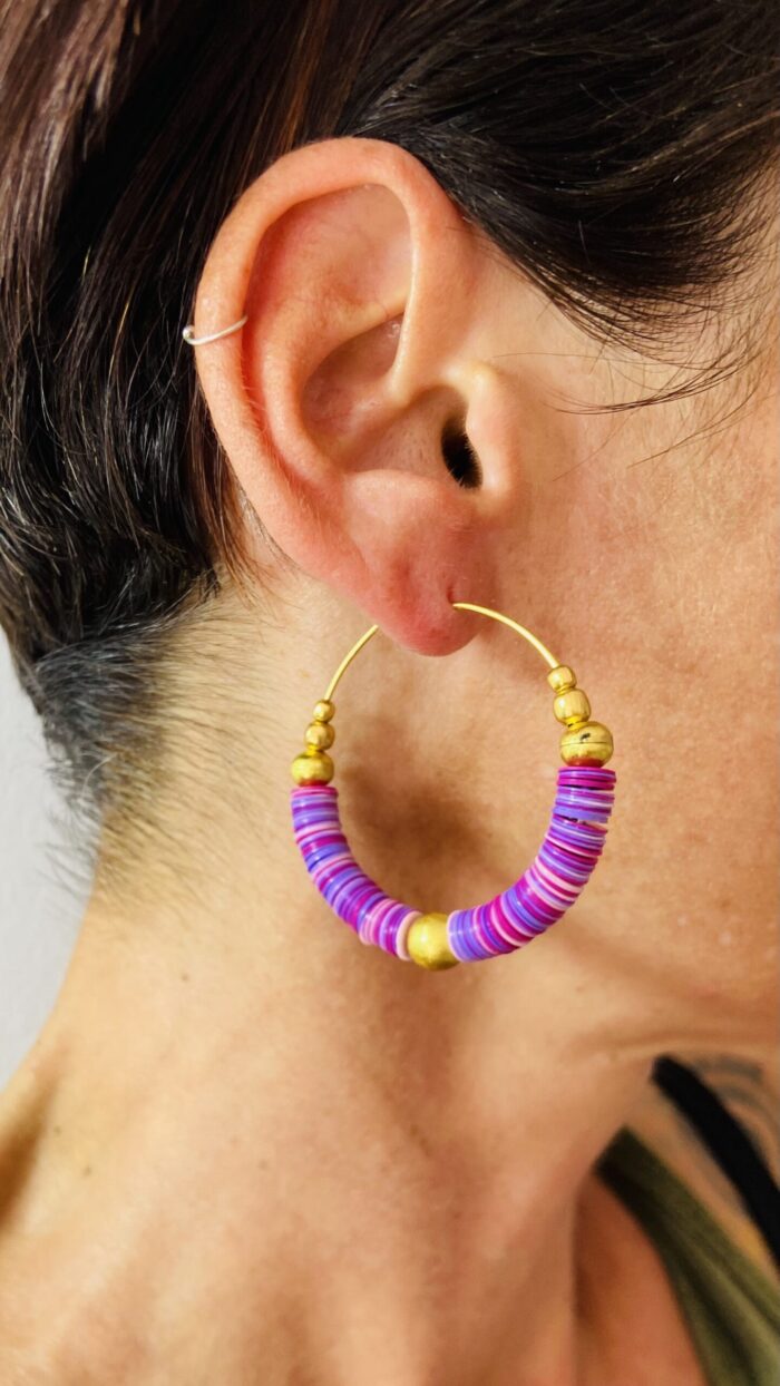Pendientes de Aro con Paletas de Colores y Perlas Doradas