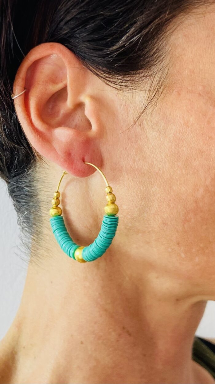 Pendientes de Aro con Paletas de Colores y Perlas Doradas