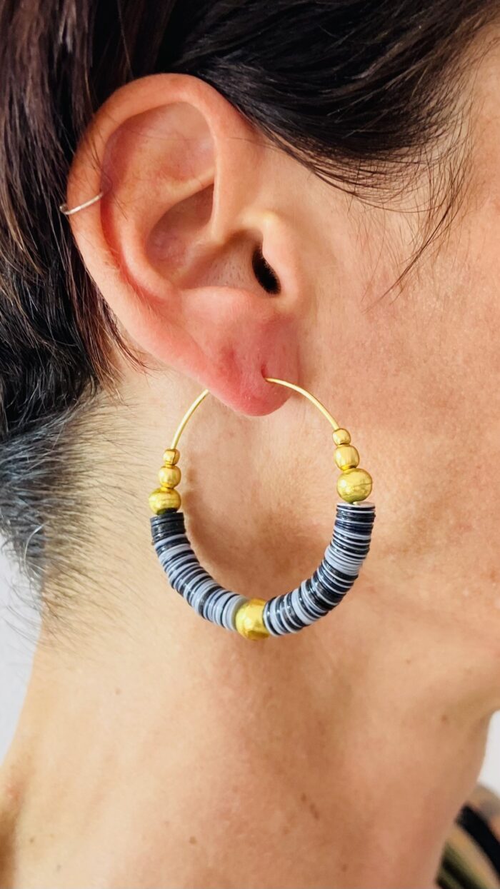 Pendientes de Aro con Paletas de Colores y Perlas Doradas