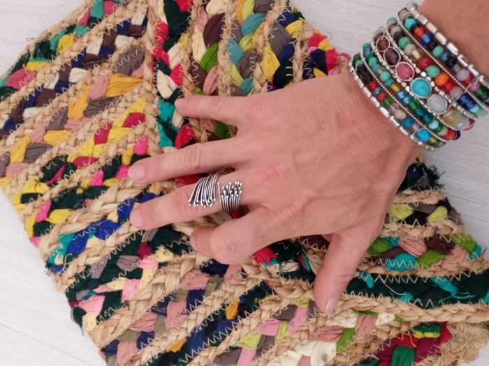 Anillo trenzado en plata artesanal, ajustable y bohemio