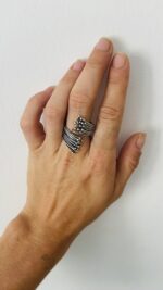 Anillo trenzado en plata artesanal, ajustable y bohemio