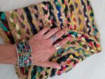 Brazalete boho con cuentas coloridas y base dorada o plateada