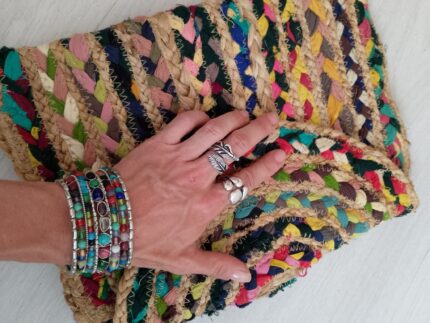 Brazalete boho con cuentas coloridas y base dorada o plateada