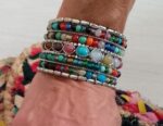 Brazalete boho con cuentas coloridas y base dorada o plateada