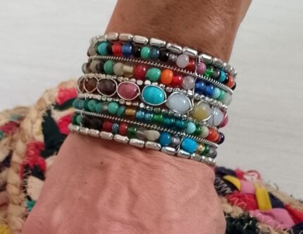 Brazalete boho con cuentas coloridas y base dorada o plateada