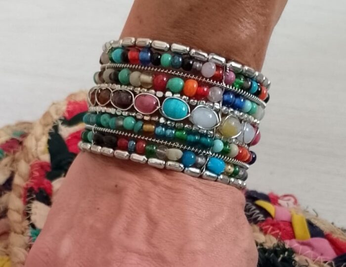 Brazalete boho con cuentas coloridas y base dorada o plateada