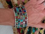 Brazalete boho con cuentas coloridas y base dorada o plateada