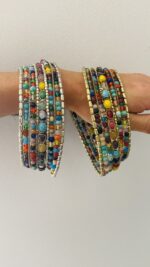 Brazalete boho con cuentas coloridas y base dorada o plateada