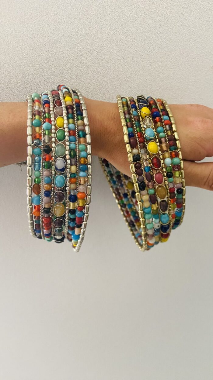 Brazalete boho con cuentas coloridas y base dorada o plateada