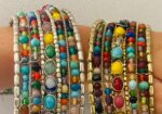 Brazalete boho con cuentas coloridas y base dorada o plateada