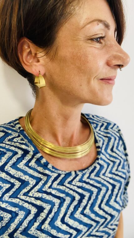 Collar rígido con hilos metálicos dorados. Estilo boho, etno y moderno. Ideal para looks con personalidad y espíritu libre.
