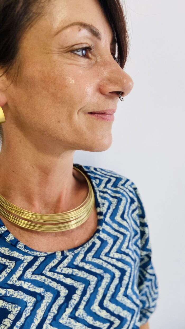 Collar rígido con hilos metálicos dorados. Estilo boho, etno y moderno. Ideal para looks con personalidad y espíritu libre.