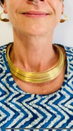 Collar rígido con hilos metálicos dorados. Estilo boho, etno y moderno. Ideal para looks con personalidad y espíritu libre.