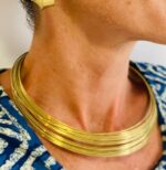 Collar rígido con hilos metálicos dorados. Estilo boho, etno y moderno. Ideal para looks con personalidad y espíritu libre.