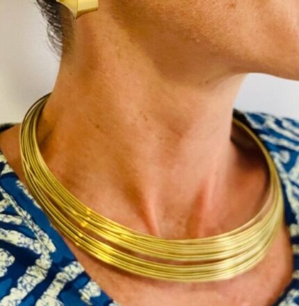 Collar rígido con hilos metálicos dorados. Estilo boho, etno y moderno. Ideal para looks con personalidad y espíritu libre.
