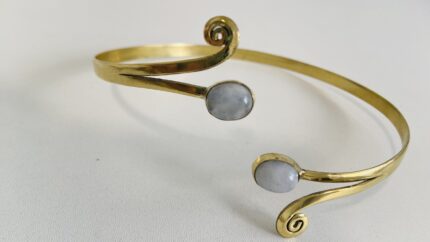 Choker dorado con piedras y rizos, hecho a mano en India. Collar boho chic.