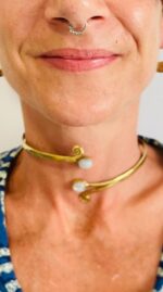 Choker artesanal dorado con piedras – Collar moderno y boho