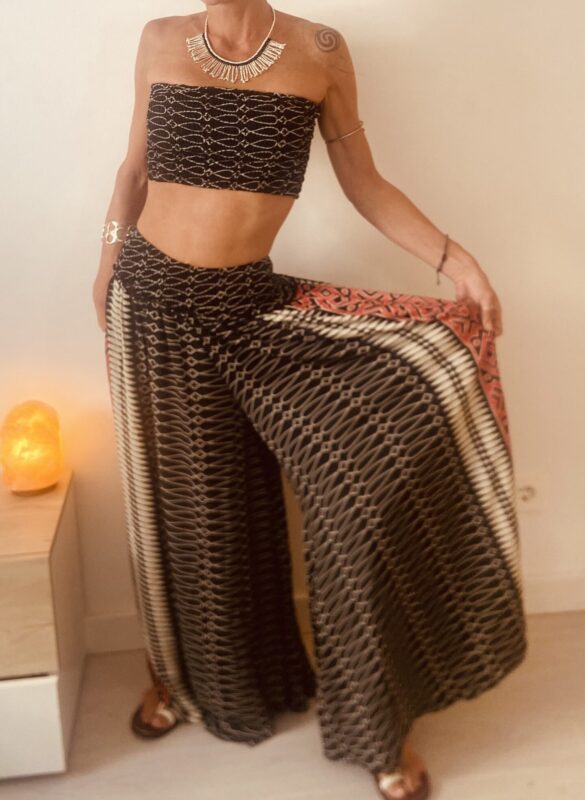 Top bandeau negro y blanco y pantalòn negro, blanco y rojo. En seda y viscosa, talla única. Estilo boho chic y gipsy. Hecho a mano en India.