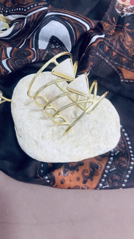Brazalete artesanal con piedras triangulares – Estilo boho-chic