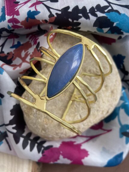 Brazalete en latón dorado con piedra ovalada grande color azul marino. Diseño boho chic y étnico. Hecho a mano en India.